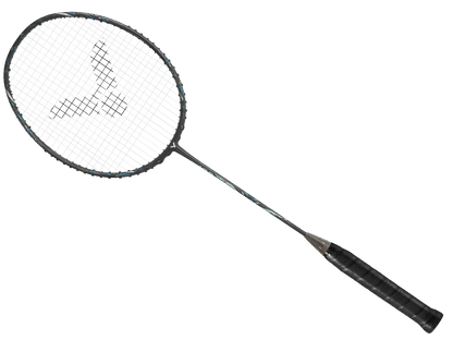 Raquette de badminton Victor Auraspeed 100X ULTRA G grise et noire avec détails techniques sur le cadre et manche Free Core.